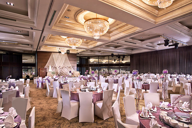 Go Grand! 8 Glam Banquet Wedding Venues From Female Brides