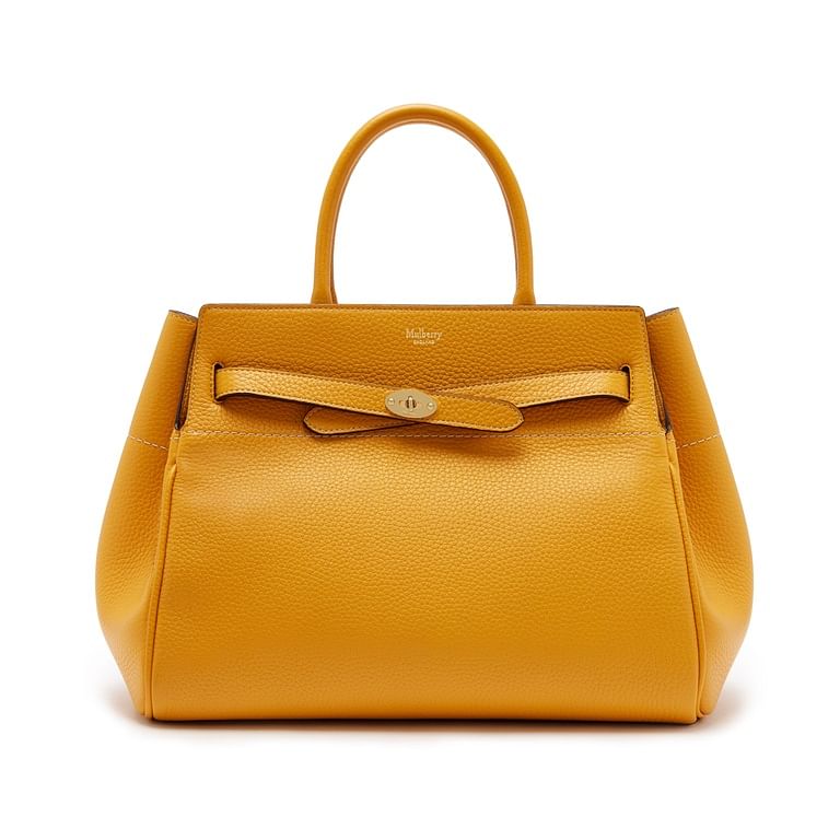 This season, this iconic pochette is refreshed with a new gold tone ch