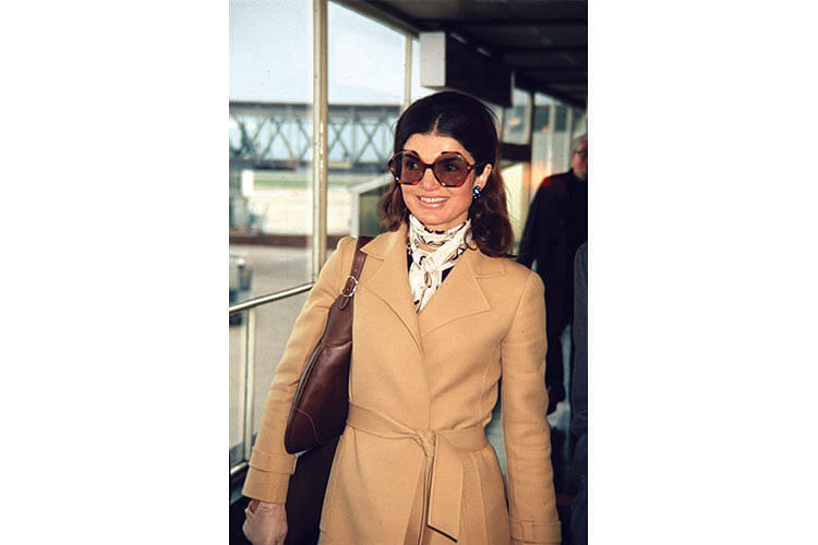 Jackie Kennedy Onassis  Jackie kennedy style, Fashion, Louis vuitton bag